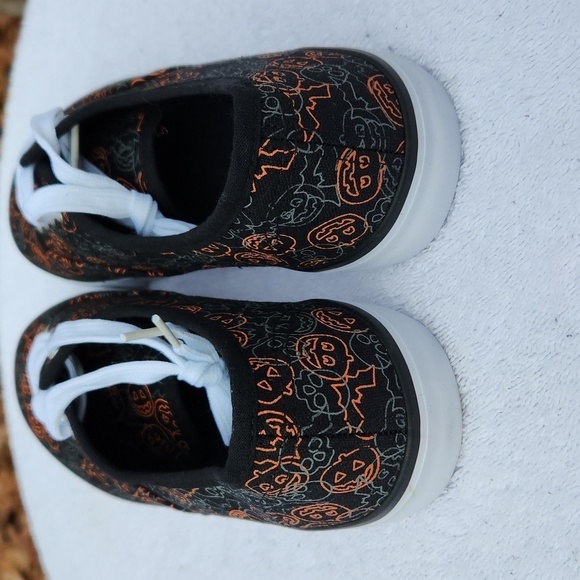 Isaac Mizrahi Women's Size 8 Canvas Lace Shoes Pumpkins Bats Skulls - Picture 4 of 7